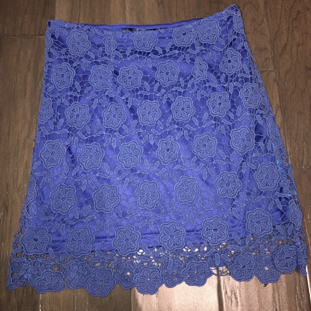 Blue flower lace skirt. Size: Small